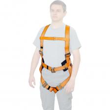 Страховочная привязь СПР-03 с наплечными и набедренными лямками- компонент страховочной системы для охвата тела человека с целью удержания и предотвращения падения с высоты. Высокий прошитый кушак обеспечивает максимальное удобство при длительном выполнении работ. Имеет три элемента крепления : два D-образных элемента крепления расположены по бокам привязи и одно на спине. Наличие регулируемых застёгивающих пряжек на наплечных и набедренных лямок позволяет за минимально короткое время подогнать привязь по размеру. Наличие вспомогательной ленты с застёжкой на груди позволяют быстро отстегнуть и пристегнуть привязь. Величина обхвата талии, обеспечивающая ремнём: M -940-1240 мм. Статическая нагрузка не менее 15кН. соответствует ТР ТС 019/2011, ГОСТ Р ЕН 361-2008, ГОСТ Р ЕН 258-2008,ТУ 32.99.11-012-64973906-2018.