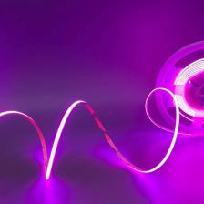 Светодиодная лента сплошная COB без точек 5 мм 5м станет отличным решением для создания стильного и яркого акцента различных зон дома. Цветная самоклеящаяся лента для люстры придаст уюта вашей гардеробной, спальне или детской комнате. Светодиоды лед равномерно, без мерцания осветят ваш зал, создавая яркий лиловый фиолетовый свет. Она гибкая и ее можно легко установить на любую стену, что позволяет создать уникальное освещение в любых помещениях. Неоновая led диодная короткая лента узкая 24 вольт обеспечивает мягкое и равномерное свечение без заметных точек света, создавая эффект неона. Благодаря этой особенности, её можно использовать как декоративное дополнение не используя профиль, подчёркивая контуры мебели и архитектурные элементы помещения. В машине она придаст современный стиль и поможет в освещении салона. Эта светодиодная подсветка 2,5м 24В 6м потолочная идеальна для кухни: она может быть установлена под шкафами, полками и столом, а также подходит для дополнительного освещения рабочей зоны. Светящаяся диммируемая полоса лэд 5 метров хорошо смотрится за телевизором или зеркалом, добавляя современный акцент в гостиной или ванной комнате. Светодиодная декоративная полоса работает от напряжения 24V. Данный продукт 6 метров имеет самоклеющуюся основу, что упрощает процесс монтажа. Контурный дизайн идеально подходит для создания цветных световых эффектов вдоль плинтусов или под натяжным или навесным потолком.