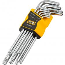 Набор Г-образных длинных ключей TORX от бренда JCB состоит из 9 предметов и предназначен для работы с винтами и болтами, имеющими головки в форме шестилучевой звезды (TORX). Эти ключи обеспечивают удобство и точность при работе в труднодоступных местах и глубоких отверстиях. Основные характеристики: Тип: Г-образные длинные ключи TORX. Размеры ключей: В набор входят ключи следующих размеров: T10, T15, T20, T25, T27, T30, T40, T45, T50. Удобство использования: Длинные ключи позволяют эффективно работать с винтами, расположенными в глубоких отверстиях. Применение: Ключи TORX широко используются в различных областях, включая: Автомобильную промышленность. Электронику. Компьютерные системы. Другие сферы, где требуется работа с винтами и болтами TORX. Удобство хранения: Набор инструментов JCB поставляется в прочном пластиковом держателе, что обеспечивает удобство при хранении и транспортировке. Этот набор ключей является надежным решением для профессионалов и любителей, обеспечивая высокое качество и точность в работе с винтами и болтами TORX.