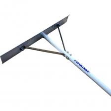 Скребок-разравниватель подходит для распределения, формирования и выравнивания поверхности из песка, гранотсева, гравия, щебня, асфальта и бетона. Скребок для бетона используют, чтобы равномерно распределить бетон или цементно-песчаную смесь при их укладке. Лезвие S-образной формой длиной 500мм, рукоять 2000мм.