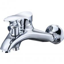 Смеситель для ванны ECONOCE серия 310 (EC0311) с коротким монолитным изливом произведен из цинкового сплава по технологии литья в песчаную форму. Данная технология позволяет достичь высокой структурной плотности и равномерной толщины стенок корпусного тела. Смеситель для ванной комнаты ECONOCE имеет устойчивое хромированное покрытие, которое защитит сантехнику от воздействия агрессивных моющих средств, предупреждает появления разводов и пятен. Керамический картридж D40-А обеспечивает плавное регулирование напора и температуры воды. Рукоятка смесителя поворачивается на 25 градусов по вертикали и 50 градусов по горизонтали, позволяя легко настроить поток воды. Тип крепления - эксцентрики (приобретаются отдельно), позволяет быстро и удобно установить смеситель на стену. Смеситель выполнен в классическом цвете хром, который гармонично сочетается с любым интерьером ванной комнаты.