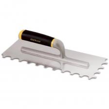 Гладилка зубчатая U с зубом 300 мм идеально подходит для нанесения клея на мраморные поверхности, обеспечивая равномерное распределение и качественное сцепление. Изготовленная с алюминиевой ручкой, она легкая и удобная, что снижает нагрузку на руку и упрощает продолжительную работу. Прочная конструкция гладилки и надежность материалов бренда Dekor делают её отличным выбором для профессионалов, которым важны долговечность и комфорт в процессе отделочных работ.