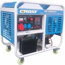 Дизельные резервные генераторы GROST DG — это профессиональные портативные электростанции, предназначенные, как для специального, так и для бытового использования. Генераторы GROST DG могут использоваться независимо или подключаться к основной сети через автоматический ввод, что позволяет обеспечивать бесперебойную подачу электроэнергии при отключении основного электроснабжения (системы АВР / ATS приобретаются отдельно). Все генераторы серии DG оснащены синхронными альтернаторами с медными обмотками, а также оснащены системой автоматической стабилизации и регулирования напряжения (AVR).