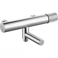 Стильный и функциональный смеситель для ванны MANSA модели 36201MN, выполненный из высококачественной латуни с хромированным покрытием. Изделие сочетает в себе лаконичный дизайн и надежность, идеально вписываясь в современные интерьеры ванных комнат. Ключевые особенности: Тип управления: однозахватный с керамическим картриджем, обеспечивающим плавное и бесшумное переключение режимов. Дивертор: керамический, гарантирующий долговечность и герметичность переключения между изливом и душем. Излив: длиной 100 мм с аэратором, формирующим мягкий, равномерный поток воды без разбрызгивания. Функция повышенной проходимости ускоряет наполнение ванны. Размеры (ДxШxВ): 184 x 301,65 x 92 мм – компактная конструкция подходит для различных типов ванн и душевых кабин. Покрытие: хромированное, устойчивое к коррозии и механическим повреждениям, легко очищается от загрязнений.