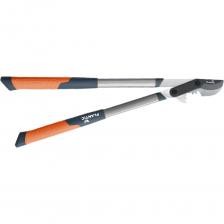 Сучкорез плоскостной Plantic PowerCut P206 - это базовый надежный инструмент для работы с крупными ветками и растениями. Он подходит для подрезки свежих веток диаметром до 50 мм. Лезвия сучкореза изготовлены из высокопрочной углеродистой стали с тефлоновым покрытием. Это обеспечивает чистый срез и препятствует налипанию смолы, что значительно облегчает процесс подрезки и продлевает срок службы инструмента. Легкие алюминиевые ручки с нескользящим покрытием SoftTouch обеспечивают удобный и надежный хват. Механизм силового привода PowerCut, который облегчает подрезку в 3 раза, делает работу с сучкорезом еще более комфортной и эффективной. Существенным преимуществом сучкореза является его рабочий диаметр в 50 мм, что позволяет использовать его для работы с различными видами растений и веток. Сучкорез имеет длину 720 мм и весит всего 1,32 кг, что делает его удобным для использования даже в течение длительного времени.