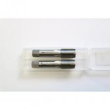 Набор ручных метчиков для нарезания метрической резьбы подходит для обработки заготовок, выполненных из легированной и нержавеющей стали, чугуна, алюминия, меди, бронзы, цинка, с пределом прочностью до 1000 Н/мм2. Для правой метрической резьбы по DIN13Стандарт: DIN 2181Материал: быстрорежущая сталь HSS M2Область применения: применяются для нарезания метрической резьбы стандарта ISO в сквозных и глухих отверстиях в стали с пределом прочности до 1000 Н/мм?, цветных металлах и чугунеВозможно эпизодическое нарезание резьбы в нержавеющих сталях, но с обильным применением СОЖВ комплект поставки входят: Первый (черновой метчик) маркирован одним кольцом, длинная заборная часть, Форма А / 6-8 витков. Второй (чистовой) без маркировки, короткая заборная часть, Форма С / 2-3 виткаМетчик устанавливается в метчикодержатель, зажимается между губками и фиксируетсяЗафиксированный инструмент можно использовать для нарезания резьбы вручную, но для этого в заготовке предварительно должно быть просверлено отверстиеНа метчик наносится смазочно-охлаждающая жидкость и он располагается вертикально в отверстииПри нарезании резьбы вручную важно совершать возвратно-вращательные движения держателем через равные промежутки времени для скалывания стружки