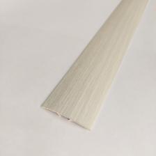 Одноуровневый порог произведен из сплава АД31Т1, изготовленного по ГОСТу. Тип крепления сквозной. Изделие обеспечивает гладкий переход между различными половыми покрытиями, создавая эстетически привлекательный внешней вид.Порог для пола дает возможность гармонично соединить паркетную доску, ламинат или другое необходимое напольное покрытие. Он создает непрерывный поток между комнатами, придавая интерьеру спокойствие и единство.Алюминиевый материал устойчив к коррозии, что гарантирует долгий срок эксплуатации.Благодаря одноуровневому стыку, профиль легко устанавливается на любом полу и не вызывает неудобств при ходьбе. Весь процесс установки порога на пол станет простым и быстрым.