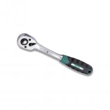 Профессиональная реверсивная трещотка HONITON RH-A97272G длиной 148 мм и посадочным квадратом 1/4", 72 зубца. С шариковым фиксатором. Флажковый переключатель направления вращения облегчает продолжительную работу. Изготовлена из высокопрочной хромованадиевой стали. Дополнительно хромирована для уверенной и долгой защиты от коррозии. Благодаря эргономичной рукоятке с двухкомпонентным противоскользящим покрытием обеспечивается надежная фиксация инструмента в руке.HONITON – надежный и эффективный инструмент для профессионалов, ценящих качество и удобство работы.  