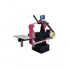 Ленточный гриндер SGA-Pro-75-FV — это универсальное решение для профессиональной шлифовки и заточки. Он отлично справляется с изготовлением и доводкой ножей, топоров, обработкой сварных швов, кромок и заусенцев. Благодаря высокой мощности и точности, гриндер способен частично заменить более громоздкие шлифовальные станки на производстве, заметно повышая эффективность работы.Модель уверенно работает с широким спектром материалов: от нержавеющей стали, конструкционных и термообработанных сплавов до цветных металлов, пластика, стекла, композитов и даже камня. Всё это возможно благодаря мощному 3-х фазному электродвигателю на 2,2 кВт.Одним из преимуществ этой версии является наличие встроенного шкафа управления. Он позволяет подключить оборудование напрямую к обычной сети 220 В (1 фаза) и точно регулировать скорость движения шлифовальной ленты. Все кабели и комплект подключения уже входят в поставку.Гриндер прост и понятен в управлении: на переднюю панель выведены кнопки «Сеть» и «Пуск», а также потенциометр для плавной регулировки скорости — без лишних настроек и технических сложностей.Оборудование предназначено для работы с шлифовальной лентой формата 75x2000 мм. Можно добиваться различных степеней шероховатости, используя ленты с подходящей зернистостью или полировочные материалы Scotch-Brite.Станок поставляется полностью собранным и готовым к работе — подключите к сети, и можно начинать!