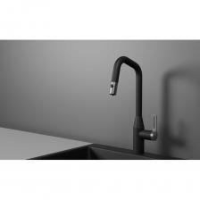 Смеситель для кухни с выдвижным изливом и подключением к фильтру от российского бренда Granula. Он сочетает в себе высокую функциональность и надежность, делая его незаменимым помощником на вашей кухне. Корпус из нержавеющей стали AISI 304 – надёжный корпус, делает смеситель долговечными и устойчивым к коррозии, перепадам давления и температур. Испанский картридж SEDAL – обеспечивает плавное регулирование напора воды и температуры, а также бесшумность при работе смесителя. Аэраторы NEOPERL – защищают от известкового налета, обеспечивают долгий срок службы и препятствуют засорам аэратора, отложениями и другими посторонними частицами, содержащимися в воде. Фиксированный диапазон вращения картриджа – экономит воду и ограничивает ход ручки, предоставляя возможность установит смеситель близко к стене. Выдвижной излив – увеличивает охват рабочей зоны и позволяет легко дотянуться до труднодоступных мест. Подключения к фильтру – обеспечивает постоянный доступ к чистой питьевой воде без необходимости покупки воды в магазине. Система креплений – обеспечивает устойчивость смесителя после монтажа на мойке или столешнице. В комплекте также идет специальное пластиковое крепление для дополнительной устойчивости на тонких мойках. Гибкая подводка длиной 60 см – позволяет легко дотянуться до корпуса смесителя при монтаже, не требуя особой ловкости и специальных навыков. Оригинальный дизайн ручки – делает смеситель удобным в использовании, а прочный корпус из нержавеющей стали добавляет ему эстетическую привлекательность. Этот смеситель станет отличным дополнением к вашей кухне и обеспечит комфорт, функциональность и долговечность в использовании.