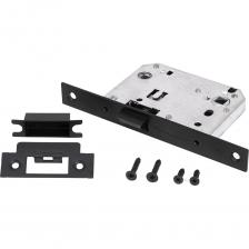 Межкомнатный замок Palladium 470 BLACK — пластиковая защёлка в корпусе под фиксатор и нажимную ручку. Модель долговечная, многофункциональная, самая бесшумная в эксплуатации среди аналогов (металлических, магнитных). Чёрная защёлка подойдёт для современных интерьеров в стиле лофт или модерн. Для большинства межкомнатных дверей. Врезной замок узкий: ширина лицевой планки — 20 мм. Эти габариты позволяют использовать защёлку для полотен 35–60 мм: и для тонких щитовых или царговых, и для филёнчатых, декорированных панелями, из массива. Прочность. Язычок изготовлен из ПА-66. Стеклонаполненный полиамид практически не подвержен деформации, термоустойчив (выдерживает температуру свыше 180°C), используется в производстве высокопрочных деталей в машиностроении: подшипников, шестерёнок. Корпус механизма сделан из ЦАМ — цинкового сплава, применяемого для изготовления ответственных изделий (например, деталей электротехники). Пружина из закалённой стали стабильно возвращает дверную ручку в нужное положение. Тихое закрывание. Полимерный материал не создаёт лязга при скольжении по металлу. Это обеспечивает снижение шума при закрывании двери до 30-40 дБ — примерно такой уровень громкости соответствует шелесту листьев или негромкому спокойному разговору. Есть отверстие под завёртку. С её помощью замок станет не только защёлкой, но и фиксатором. Идеально для ванной, туалета, спальни. Можно установить накладку «фиксатор-ключ», чтобы запираться изнутри поворотом «барашка» и закрывать снаружи английским ключом, сделав комнату недоступной посторонним. Универсальная установка. Подходит как для правых, так и для левых дверей (язычок можно быстро повернуть скошенным краем в нужную вам сторону).