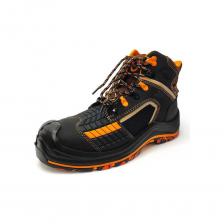 "Perfect Protection" является флагманской серией бренда. Верх обуви выполнен из микрофибры - современного дышащего экологичного материала, который не боится моющих средств и намокания, стойкий к химическим реагентам, перепадам температур, и обеспечивает высокую прочность соединения верха обуви с литьевой полиуретановой подошвой. Подошва – двухслойная, устойчивая к воздействию нефти, нефтепродуктов, щелочей концентрации до 20%, повышенных температур. Верхний слой из полиуретана обладает амортизирующими свойствами, гасит ударные нагрузки, а также придает обуви легкость, комфортность и повышенные теплозащитные свойства. Ходовой слой изготовлен из износостойкой, термостойкой (+300°С / 60 с), морозостойкой резины на основе нитрильного каучука с улучшенным сопротивлением скольжению, стойкостью к деформациям, истиранию. Для защиты от ударов в носочной части стопы в обуви применяется композитный подносок (Мун 200), имеющий конфигурацию, препятствующую надавливанию верхнего края на стопу, и оборудованный прокладкой из полиуретана. Серия "PERFECT PROTECTION" изготавливается с проколозащитными прокладками (стельками), обеспечивающими защиту от проколов и порезов, с сопротивлением сквозному проколу пакета деталей низа обуви не менее 1200 Н. Подкладка типика + влагозащитная мембрана сохраняют ваши ноги сухими при угрозе намокания ботинок во время передвижения по мокрой траве, тающим снежникам, при форсировании небольших ручьев. Для безопасной работы сотрудника в местах с плохим освещением в ботинках «Perfect Protection» Premium Edition Кевлар предусмотрены световозвращающие элементы.