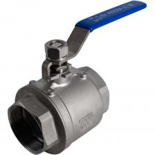 Кран шаровый муфтовый двусоставной нержавеющий (2PC), AISI304 DN65 (2_1/2"), (CF8), PN25 относится к категории запорной арматуры, предназначенной для полного перекрытия потока среды в трубопроводе.В качестве запорного элементаиспользуется шар, который гарантирует быстрое и надежное перекрытие потока, а также обладает минимальным гидравлическим сопротивлением в открытом положении.Муфтовый тип присоединения — это резьбовое соединение, при котором арматура навинчивается на трубу с помощью внутренней (муфтовой) или наружной резьбы. Такой способ применяется преимущественно на трубопроводах малого диаметра и отличается простотой монтажа без сварки, доступностью и компактностью. Муфтовая арматура удобна в обслуживании и замене, однако требует надёжной герметизации резьбы (лён, ФУМ, анаэробный герметик) и не рекомендуется для систем с вибрацией.Модель 2PC с внутренней резьбой (вр/вр) имеет прочную двухсоставную конструкцию, в которой корпус собран на резьбовом соединении между частями. Такое исполнение сочетает компактные габариты с высокой надёжностью в эксплуатации и допускает базовое обслуживание, включая замену уплотнений. Внутренняя резьба (вр/вр) делает кран совместимым со стандартной трубной арматурой и упрощает установку без применения сварки. Краны серии NK-BML65/4 применяются в инженерных системах водоснабжения, отопления, сжатого воздуха и технологических трубопроводах, где важно быстрое и полное перекрытие потока при сохранении компактности и удобства монтажа.