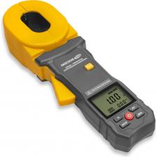 Клещевой измеритель заземления МЕГЕОН 70180 предназначен для измерения сопротивления заземляющих устройств и тока утечки бесконтактным неразрушающим способом и может быть полезен в случаях, когда тестирование обычными методами выполнить сложно или невозможно. Прибор имеет ударопрочную влагозащищённую конструкцию, контрастный жидкокристаллический дисплей с подсветкой, встроенную память для сохранения выполненных тестов, звуковое оповещение о выходе за пределы диапазона, автономное питание и функцию автоматического выключения при длительном бездействии. В основе принципа работы используется свойства взаимной индукции двух катушек, где первая индуцирует потенциал заданной величины и в контуре генерируется ток, а с помощью второй этот ток измеряется и затем, согласно закону Ома, вычисляется сопротивление.