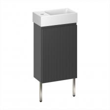 ОПТИМАЛЬНОЕ ИСПОЛЬЗОВАНИЕ НЕБОЛЬШОГО ПРОСТРАНСТВА Настенная тумба с опорами и право- или левосторонней раковиной является емким местом для хранения текстиля, моющих и гигиенических средств. Вокруг нее остается достаточно места, что облегчает уборку. Фурнитура Hettich с доводчиком обеспечивает плавное и бесшумное закрытие дверцы. УДОБНАЯ ЕЖЕДНЕВНАЯ ЭКСПЛУАТАЦИЯ Короткий размах дверцы позволяет не касаться пользователя и окружающих предметов. Регулируемая полка и рациональное планирование пространства. Крепления выдерживают нагрузку до 100 кг. ВЛАГОСТОЙКАЯ МЕБЕЛЬ С ЛАМИНИРОВАННОЙ ПОВЕРХНОСТЬЮ Основа тумбы – импрегнированная плита МДФ с защитой от влаги, термоперепадов, плесени. Нанесение на нее лака и покрытия TotalCover® предотвращает разбухание мебели. Распил, раскрой, кромление происходит на лазерном оборудовании (отклонение не более +/- 0,1 мм). Мини-раковина с глянцевым покрытием, на бортике которой расположено стандартное отверстие под смеситель и остается место для гигиенических средств. НАДЕЖНЫЙ НАСТЕННО-НАПОЛЬНЫЙ МОНТАЖ Тумба поставляется в собранном виде и соответствует требованиям ISO, санитарно-гигиеническим и техстандартам. Система демпфирования Silent System интегрирована в консоль петли Hettich и отрегулирована, обеспечивает плавное открытие и бесшумное закрытие дверцы, плотное ее прилегание к каркасу. Скрытый настенный крепеж и металлические ножки обеспечивают равномерное прилегание к стене, повышают устойчивость.