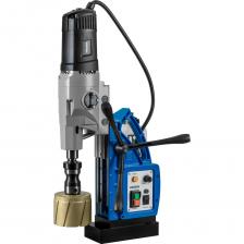 Магнитный сверлильный станок DM-130V3 - специально разработанный станок для выполнения задач на предельных нагрузках. Этот профессиональный сверлильный станок легко справляется с отверстиями корончатыми сверлами диаметром до 130 мм, спиральными сверлами до 32 мм и нарезкой резьбы до М28. Плавная регулировка оборотов в трех диапазонах и реверс обеспечивают выполнение задач по сверлению, зенкованию, расточке и нарезанию резьбы. Дополнительные технические параметры: Количество скоростей: 3. Частота вращения: 100-200 об/мин, 100-360 об/мин, 100-640 об/мин. Длина кабеля: 2,5 м. Минимальная рабочая толщина листа: 10 мм. Выбирая магнитный сверлильный станок DM-130V3, вы приобретаете качественное и надежное оборудование для профессионального сверления в самых разных условиях.