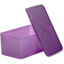 Контейнер для хранения и заморозки Attribute ALASKA объёмом 3,5 литра — прекрасное решение для организации пространства в холодильнике и морозильной камере. Размер контейнера составляет 15,5 x 26,5 x 11,5 сантиметров, что делает его компактным и удобным для использования в домашних условиях.Изготовлен из высококачественного полиэтилена, который не впитывает запахи и не выделяет вредных веществ.Контейнер Attribute ALASKA можно мыть в посудомоечной машине и использовать в микроволновой печи, что облегчает уход за ним.Благодаря плотно закрывающейся крышке с уплотнителем, контейнер обеспечивает надёжную защиту от проникновения воздуха и влаги, что позволяет сохранить свежесть продуктов на долгое время.Этот контейнер идеально подходит для хранения различных продуктов, таких как макароны, сухофрукты, сладости, десерты и жидкости. Благодаря своей вместительности и удобству использования, он станет незаменимым помощником в вашей кухне.