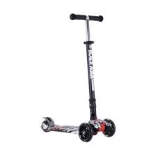 Трехколесный самокат с наклонным поворотом руля и полиуретановыми колесами имеет удобную широкую платформу для максимальной устойчивости, а также надежную конструкцию и ручки с противоскользящей поверхностью. Самокат поворачивает с помощью специального механизма "наклонов" - при переносе веса ребенка в одну из сторон, колеса меняют направление, и поворот происходит максимально естественно. Таким образом, ребенок с самого раннего возраста развивает чувство равновесия и баланс. Регулируемая ручка: 75-85 см.