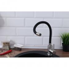 Смеситель для кухни Langfoss от Alcora – это современный подход и внимание к деталям. Гибкий излив чёрного цвета и корпус цвета сатин создают уникальный визуальный эффект, который подойдет к любому дизайну мойки.Характеристики:? длина гибкого излива: 50 см? ширина основания смесителя: 40-45 мм? ширина смесителя на подставке: 50 мм(шире большинства отверстий в мойках)? размер крепежной гайки (втулка): длина — 60 мм, диаметр — 32 мм,фиксатор — 40 мм? длина гибкой подводки: 45 см (два шланга в комплекте)Надежность в любых условияхКухонный смеситель изготовлен из нержавеющей стали марки SUS 304, известной стойкостью к коррозии за счет высокого содержания никеля.Материал невосприимчив к влаге и температурным колебаниям, что особенно важно в условиях повышенной влажности.Водосберегающая технологияАэратор в кране на кухню заметно снижает потребление воды и предотвращает разбрызгивание. Он обогащает воду кислородом, выводит хлор и очищает её от крупных частиц. В результате образуется визуально и тактильно приятная мягкая струя с молочным оттенком, напоминающая пену.Вариативность установкиСмеситель на кухню с гибким изливом можно установить двумя способами: прямо на столешницу или на раковину. Кран для кухни Langfoss совместим с различными типами раковин – каменными, из нержавеющей стали.Процесс установки максимально прост: смеситель фиксируется крепежной гайкой к столешнице и подключается гибкой подводкой к водоснабжению.Все необходимое уже включено в комплект.