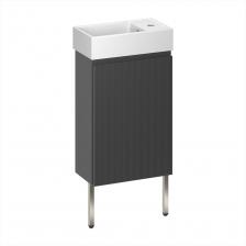 ОПТИМАЛЬНОЕ ИСПОЛЬЗОВАНИЕ НЕБОЛЬШОГО ПРОСТРАНСТВА Настенная тумба с опорами и право- или левосторонней раковиной является емким местом для хранения текстиля, моющих и гигиенических средств. Вокруг нее остается достаточно места, что облегчает уборку. Фурнитура Hettich с доводчиком обеспечивает плавное и бесшумное закрытие дверцы. УДОБНАЯ ЕЖЕДНЕВНАЯ ЭКСПЛУАТАЦИЯ Короткий размах дверцы позволяет не касаться пользователя и окружающих предметов. Регулируемая полка и рациональное планирование пространства. Крепления выдерживают нагрузку до 100 кг. ВЛАГОСТОЙКАЯ МЕБЕЛЬ С ЛАМИНИРОВАННОЙ ПОВЕРХНОСТЬЮ Основа тумбы – импрегнированная плита МДФ с защитой от влаги, термоперепадов, плесени. Нанесение на нее лака и покрытия TotalCover® предотвращает разбухание мебели. Распил, раскрой, кромление происходит на лазерном оборудовании (отклонение не более +/- 0,1 мм). Мини-раковина с глянцевым покрытием, на бортике которой расположено стандартное отверстие под смеситель и остается место для гигиенических средств. НАДЕЖНЫЙ НАСТЕННО-НАПОЛЬНЫЙ МОНТАЖ Тумба поставляется в собранном виде и соответствует требованиям ISO, санитарно-гигиеническим и техстандартам. Система демпфирования Silent System интегрирована в консоль петли Hettich и отрегулирована, обеспечивает плавное открытие и бесшумное закрытие дверцы, плотное ее прилегание к каркасу. Скрытый настенный крепеж и металлические ножки обеспечивают равномерное прилегание к стене, повышают устойчивость.