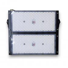 Серия промышленных светодиодных светильников (на лире) KRASO PR(S)-315 (415x360x127мм) (предназначена для освещения придомовых территорий, парков, пешеходных территорий, складских помещений и других территорий, где важна установка светильника под нужным углом.Высокотехнологичный корпус из алюминия имеет непревзойденное соотношение площади теплоотвода к габаритным размерам светильника.Защищенность светильника на уровне IP67, что позволяет использовать его практически в любых климатических зонах и агрессивных средах.Корпус выполнен из анодированного алюминия, лира имеет регулировку по углу наклона, мультилинза выполнена из оптического противоударного поликарбоната.