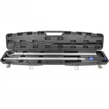 Динамометрический щелчковый ключ Forsage Profi — это профессиональный инструмент, предназначенный для точного затягивания крепежа с заданным моментом. Диапазон усилия от 480 до 1500 Нм делает его идеальным для работы с крупными узлами и механизмами, особенно в автосервисе и промышленности. Устройство оснащено реверсом, позволяющим работать как с правой, так и с левой резьбой, а также трещоточным механизмом на 72 зуба для плавной и точной работы. Поставляется в прочном пластиковом кейсе для удобного хранения и транспортировки.ПреимуществаШирокий диапазон усилия (480–1500 Нм) Позволяет использовать ключ для работы с крупными болтами и гайками, включая задачи в тяжелой технике и промышленности.Реверсивный механизм Обеспечивает работу с резьбой любого направления — как правосторонней, так и левосторонней.Трещоточный механизм с 72 зубьями Гарантирует высокую точность и плавность хода при работе в ограниченном пространстве.Функция блокировки и разблокировки усилия Удобная фиксация выбранного значения момента предотвращает случайные изменения.Чёткая шкала настройки усилия Облегчает выбор нужного значения, повышая точность и снижая риск ошибок.Эргономичная рукоятка с накладкой Обеспечивает комфортный захват и снижает усталость при длительной работе.Длина 1,8 метра Увеличивает рычаг, облегчая достижение высокого крутящего момента.Прочный пластиковый кейс Защищает инструмент от повреждений и упрощает его хранение и транспортировку.