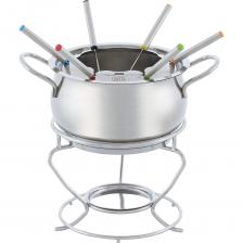 Набор для фондю Gipfel Gruyere 52435 состоит из 9 предметов: чаша 2,5 л с ручками, шпажки 6 штук, подставка под чашу, кольцо для шпажек.Изготовлен из нержавеющей стали, имеет небольшой вес, на столе смотрится эффектно и способен выдержать высокую температуру плавления. Можно ставить на плиту для более быстрого приготовления.Вилки удобны в использовании. Наконечники окрашены в разные цвета, что позволит гостям не перепутать свою с чужой.Фондю — великолепное блюдо на все случаи жизни: ужин для семьи, вечеринка, романтический вечер для двоих. Его легко готовить, ингредиенты можно приобрести практически везде, а применив фантазию, можно создать собственные варианты фондю на любой вкус. Фондю бывает сырное - в растопленный сыр макаются кусочки подсушенного хлеба; мясное - в разогретое масло или соус окунают мясо; шоколадное - в теплую шоколадную массу опускают нанизанные на вилочке любые фрукты (клубнику, банан, виноград).Набор для фондю внесет разнообразие в привычные домашние обеды, станет украшением праздничного стола или оригинальным подарком.Набор упакован в фирменную коробку.Рекомендации по эксплуатации:Посуду следует нагревать на слабом огне, добавляя масло или воду.Не рекомендуется нагревать сухую посуду во избежание повреждений.Можно мыть в посудомоечной машине.Вытирать после мытья.