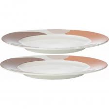 Набор из двух тарелок бежевого цвета с авторским принтом из коллекции Freak Fruit подойдет для подачи любых блюд. Оригинальный дизайн в духе абстракционизма сделает теплее атмосферу за столом. Принт на каждом изделии не имеет повторяющегося раппорта и представляет собой единую законченную картину. Дизайн создан Димой Логиновым — российским промышленным дизайнером с мировым именем. Выпускник московской Международной школы дизайна и британской школы дизайна Interior Design School Rhodec разрабатывает новые предметы и задает интерьерные тренды. Его дизайн украшает коллекции всемирно известных брендов и удостоен множества международных наград. Тарелки изготовлены из прочного фарфора – экологически чистого и практичного материала, который не выделяет вредных веществ при нагревании и безопасен для человека и окружающей среды, отличается прочностью и устойчивостью к сколам.