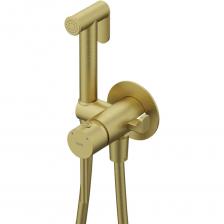 Встраиваемый смеситель с гигиеническим душем Axes в красивом оттенке матового золота – практичный и стильный, его дизайн сочетает в себе трендовый минимализм форм и четкие грани. Имеет крючок для полотенца, который можно установить как слева, так и справа. Гладкий душевой шланг 1,2 м в комплекте. Гигиеническая лейка очень компактная, но при этом она комфортно и уверенно ощущается в любой руке – благодаря тому, что изготовлена из увесистой латуни. Экономит пространство и упрощает уборку — благодаря скрытому монтажу в стену (на глубину 40–60 мм) и отсутствию больших выступающих элементов конструкции. Подключается с помощью любых труб, диаметр входных отверстий 1/2 дюйма. Смеситель прослужит долго благодаря надежному корпусу из прочной латуни, стойкому к коррозии, резким изменениям давления и перепадам температуры воды. Плавный ход ручки и абсолютная точность регулировки температуры и напора воды — за счет качественного керамического картриджа Softap.  