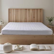 Наматрасник " БАМБУК АНТИБАКТЕРИАЛЬНЫЙ AQUA" непромокаемый c бортом 35см и резинкой по периметру. Наполнитель: полиэфирное волокно. Верх чехла выполнен из высококачественной микрофибры белого цвета. Низ наматрасника ламинирован полиуретановой мембраной. Благодаря микропористой структуре, мембрана обладает способностью пропускать воздух, т.е ткань «дышащая» и не создает парникового эффекта. Не вызывает аллергических реакций, раздражения или зуда, максимально чувствительна к коже ребенка. Мембрана убережёт матрас от влаги и других загрязнений, обеспечит гигиену спального места. Наматрасник сохраняет свои свойства после стирки, при этом прост в уходе - легко стирается и быстро сохнет. Рекомендована стирка при 40С, без кипячения и использования отбеливающих и других химических средств.