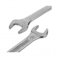 Если вы ищете практичный инструмент для повседневного ремонта, этот набор из 8 рожковых ключей от POMAGIER станет отличным выбором. Он охватывает основные размеры, необходимые для работы с крепежом в автомобиле, мотоцикле, велосипеде и бытовой технике. Ключи изготовлены из прочной хромованадиевой стали с антикоррозийным покрытием, что гарантирует долговечность и устойчивость к износу.Основные преимуществаТочные размеры Включает 8 ключей: 6x7, 8x9, 10x11, 12x13, 14x15, 16x17, 18x19, 21x22 мм — охватывает широкий спектр задач.Прочный материал Хромованадиевая сталь (CrV) с защитным покрытием — устойчива к ржавчине и механическим повреждениям.Прямая форма ключей Удобна для работы в труднодоступных местах и обеспечивает надёжный захват.Удобный органайзер Пластиковый держатель помогает хранить ключи компактно и исключает их потерю.Идеален для автолюбителей Подходит для использования в гараже, на дороге, в мастерской или дома.