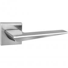 Ручка выполнена из сплава ЦАМ (цинк-алюминий-медь), который отличается особой прочностью и высокой степенью стойкости нанесенного на него гальванического покрытия. Важные технические особенности дверных ручек РЕНЦ Ручка плотно держится на двери и не разбалтывается на протяжении всего срока использования благодаря особой запатентованной конструкции соединительного стержня, на котором крепятся ручки (№ патента 139359) Ручка никогда не провиснет и не повредит полотно двери даже при интенсивной эксплуатации благодаря использованию в конструкции закаленной пружины Покрытие ручки и ее конструктив останутся в идеальном состоянии на протяжении всего срока эксплуатации благодаря многоступенчатой системе контроля качества производственных процессов и трехэтапной отбраковке