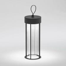 Серия Ritz — уникальный дизайн на стыке классики и современности. Стеклянный плафон устойчив к перепадам температуры и обладает высокой светопроницаемостью. Он мягко рассеивает свет, создавая атмосферу уюта и комфорта. Источник света расположен под верхней крышкой, благодаря чему проецирует волшебную игру теней при отражении светового потока от плафона. Коллекция включает в себя настенный и ландшафтные светильники, а также переносной фонарь, что позволяет обустроить уличный декор в едином стиле. Лаконичная оригинальная конструкция гармонично вписывает серию в различные дизайнерские решения. Световая температура 4000 К создает комфортный дневной свет, не искажающий цвета окружающего ландшафта. Светодиодный источник света с мощностью 10 Вт исключает сильный нагрев светильника, благодаря чему в плафоне не будет образовываться конденсат. Благодаря рассеянному свету является идеальным решением для подсветки дорожек, ландшафтных композиций, террас и фасадов.