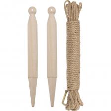 Разметочный набор PARK, артикул 985477, представляет собой практичное решение для выполнения различных задач, связанных с разметкой территории. В комплект входят два деревянных колышка и одна веревка из джута, что обеспечивает надежность и долговечность использования. Длина каждого элемента составляет 200 мм, что позволяет удобно и точно выполнять разметочные работы. Компактные габариты набора, 20х200х20 мм, делают его удобным для хранения и транспортировки. Этот набор станет полезным инструментом как для профессионалов, так и для любителей, обеспечивая точность и простоту в использовании. Дополнительные характеристики: Длина веревки - 10 м. Диаметр колышка  - 2 см, Длина колышка - 20 см, Допустимое отклонение в размерах +/- 5 %.