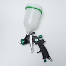 Краскопульт для компрессора Polyecs HVLP имеет высокопроизводительную универсальную воздушную голову, облегченный корпус . Краскопульт пневматический предназначен для выполнения различного рода работ. Аэрограф подходит под материалы: для нанесения базовых эмалей, лаков, металликов, эпоксидного, акрилового грунта, шлифуемого грунта наполнителя, ПУ и ЭП эмалей. Краскопульт для компрессора воздушного профессиональный обеспечивает раскрытие факела и точную настройку подачи ЛКМ, что позволяет добиться максимального переноса и качества окрашивания. Краскопульт для компрессора воздушного имеет форма распыляемого факела которая обеспечит постоянное стабильное распыление материала на протяжении всего спектра. Пневмокраскопульт предназначен для профессиональной покраски кузовных деталей автомобиля, коммерческого транспорта, подвижного состава, спецтехники, окрашивания мебели. Краскопульт 1.7 Polyecs после проведения работ легко разбирается и чистится, без сложных конструкционных элементов, где могла бы остаться краска, которую было бы трудно удалить. Обеспечивает высокое качество окрасочных работ благодаря уникальной конструкции и использованию высокоточных материалов.