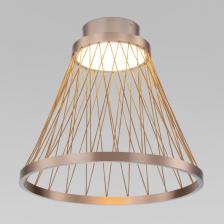 Вдохновение воздушной геометрией вошло в основу дизайна светильников Cesta. Конструкция состоит из двух дисков кофейного цвета, переплетённых декоративными бронзовыми нитями, благодаря которым создается эффектный световой рисунок. Дизайнерский плафон из нитей обеспечивает визуальную легкость, что особенно актуально в современных интерьерах, где ценится каждая деталь. Верхний диск освещает пространство под собой, создавая мягкое и уютное свечение в теплой цветовой температуре, преображающее интерьер. В серии представлены подвесные и потолочные светильники в двух диаметрах: 400 и 600 мм. Подвесные светильники подойдут для помещений с различным уровнем потолка благодаря регулировке по высоте. В качестве источника света используются SMD светодиоды с цветовой температурой 3000К.