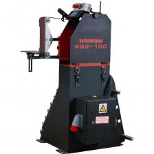 Многофункциональный ленточно-шлифовальный станок SG2-100-V предназначен для выполнения широкого спектра задач: плоское и радиусное шлифование, обработка на провисе, грубое и чистовое шлифование, а также полировка поверхности до зеркального блеска.Работает с бесконечными шлифовальными лентами размером 1830x100 мм. Уже в базовой комплектации SG2-100-V оснащён прижимной площадкой 245x100 мм с рабочим столом 300x150 мм и контактным колесом диаметром 250 мм, что делает его универсальным решением для обработки различных материалов.Станки серии SG2 отличаются продуманной конструкцией, обеспечивающей быструю замену рабочих инструментов и ленты. Это позволяет легко адаптировать оборудование под различные технологические задачи и сокращает время на переналадку.SG2-100-V подходит для профессионального использования в мастерских и на производстве, где важны гибкость, точность и качество обработки.