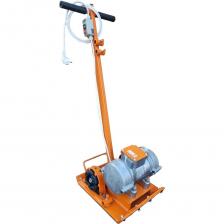 Электрические виброплиты широко используются для уплотнения песка, гравия, асфальтобетона, песчано-гравийных смесей и проч. Без виброплиты не обойтись при укладке тротуарной плитки. По сравнению с виброрейкой, она намного мобильней, компактней и экономичней. Для работы с электрической виброплитой требуется всего лишь один оператор, а обрабатываемая им площадь достигает обширных размеров. Виброрейки, в отличие от виброплит, хороши на больших открытых поверхностях. Но на ограниченных площадях (например, когда происходит уплотнение вдоль цоколей зданий и бордюров дорог, устройство узких пешеходных дорожек и т.п.) большей популярностью пользуются виброплита электрическая. Мощность потреб.  0,5 кВт Мощность номинальная 0,25 кВт Вынуждаюшая сила 2,5…5,0 кН Глубина уплотнения 200…250 мм Частота колебаний 3000 обор/мин Напряжение, В/Частота 220/50 ГЦ  