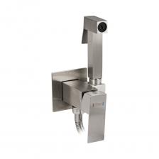 Стильный смеситель с гигиенической лейкой выполнен из прочного, влагостойкого материала - нержавеющей стали и разработан для ванной и туалетной комнат, оформленных в современном стиле. Все металлические детали покрыты износостойким матовым покрытием, которое не тускнеет со временем и устойчиво к появлению царапин, благодаря чему устройство исправно прослужит долгие годы. Лейка душа сохраняет поверхность чистой – любые загрязнения с форсунок удаляются сухой салфеткой. Включает в себя смеситель и ручной душ с аксессуарами (держателем, шлангом). Гигиенический душ управляется при помощи нажимной кнопки. Стильный смеситель управляется изящным рычагом, позволяющим с легкостью регулировать напор и температуру воды. 