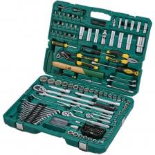 Набор инструментов 145 предметов (C) Арсенал АА-С1412К145 разработан на основе множества мнений и отзывов профессионалов в области ремонта и обслуживания авто, специально для отечественного потребителя. В этом наборе вы найдете все необходимые инструменты для выполнения большинства ваших домашних и производственных задач. Набор включает в себя практически полный комплект бит, головок и удлинителей к ним необходимых для ремонта и обслуживания большинства узлов и агрегатов современных авто. Помимо обычных головок, в комплекте присутствуют и глубокие головки в самом востребованном ассортименте. Есть большие головки на 27, 30, 32, 36 мм и имеют 12-гранный удобный профиль. Биты поставляются в специальном кейсе , что делает их удобными для переноски и предотвращает их потерю. Есть практически всё, что необходимо для обслуживания автомобиля: набор комбинированных ключей; ключ динамометрический, молоток, головки торцевые, головки TORX E, трещотки на 1/4 и 1/2 дюйма, длинный вороток 430мм, переходники и отвертки, клещи переставные и пассатижи. Сталь, из которой изготовлен инструмент, легирована хромом и ванадием с нанесением никелевого покрытия. Арсенал - это всегда качественный инструмент и надежные крепкие кейсы с металлическими углами, которые выдерживают значительные силовые и ударные нагрузки. 