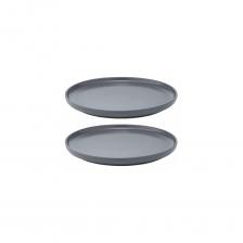 Набор из двух десертных тарелок глубокого серого цвета подойдет для подачи самых разных блюд — от утреннего сэндвича до праздничного торта. Сдержанный скандинавский дизайн впишется в любой интерьер, а гладкая фарфоровая поверхность станет идеальным «фоном» для ваших кулинарных шедевров. У тарелок высокие вертикальные борта, которые придают посуде оригинальный вид. В комплект к тарелкам можно подобрать и другую посуду из серии Essential — например, чашки, блюда и салатники Диаметр: 20 см. Материал: фарфор. • Можно использовать в микроволновой печи • Можно мыть в посудомоечной машине • Можно использовать в духовке при температуре не более 180? C • Можно замораживать