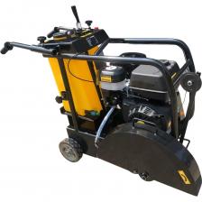 Бензиновый швонарезчик предназначен для прорезания температурных швов в бетонных покрытиях, для отбора проб материалов дорожными лабораториями, при ремонте промышленных полов, а также для садового и ландшафтного строительства. Кроме «сухой» резки предусмотрена возможность резки с подачей на режущий диск смазывающе-охлаждающей жидкости (СОЖ), что улучшает качество реза и уменьшает образование пыли. Установленный на швонарезчике указатель линии реза с диском, позволяет точно выдерживать инструмент на обозначенной линии разметки. Швонарезчик – агрегат, использующий в качестве привода одноцилиндровый четырёхтактный бензиновый двигатель внутреннего сгорания. Коленчатый вал, приводимый во вращение возвратно-поступательными движениями поршня двигателя, передаёт крутящий момент с ведущего шкива двумя клиновыми ремнями на приводной вал (шпиндель), на котором между опорным и прижимным фланцами крепится отрезной диск. Отрезные диски для сухой резки или резки с применением охлаждающей жидкости, закреплённые между опорным и зажимным фланцами, являются основным рабочим инструментом швонарезчика. Двигатель работает на неэтилированном бензине АИ-92. Он оснащён мембранным карбюратором и электронной системой зажигания. Для запуска двигателя служит ручной стартёр. Органы управления швонарезчиком расположены на рукоятке управления и двигателе.