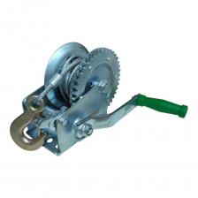 Корпус лебедки и барабан изготовлены из высококачественной инструментальной стали. В конструкции лебедки предусмотрена возможность ее крепления на горизонтальной, вертикальной и наклонной плоскостях. В основе конструкции лежит барабан, на который в процессе подъема наматывается трос. В корпусе барабанной лебедки, состоящем из двух боковин, соединенных стяжными болтами, монтируются валы, на которых расположены: гладкий грузовой барабан, передаточный механизм (зубчатые колеса) и грузоупорный автоматический тормоз.. Лебедка ручная барабанная предназначена для подъема, опускания и удержания грузов при строительно-монтажных и погрузо-разгрузочных работах, для перетаскивания грузов, например, лодок или автомобилей, для работы на открытом воздухе при температуре +- 40°C. и в местах, где недоступен источник электроэнергии.