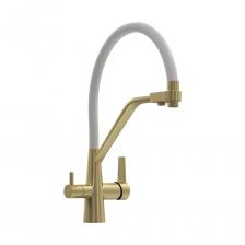 Смеситель для кухни корпус золото матовый излив белый Teymi Solli T10273- современное решение для тех, кто ценит функциональность, удобство и стиль в каждой детали интерьера. Модель из коллекции Solli сочетает элегантный внешний вид и продуманную конструкцию, обеспечивая комфортное использование в повседневной работе на кухне.Гибкий поворотный излив позволяет легко направлять поток воды в нужную сторону — это особенно удобно при мытье посуды, овощей и наполнении крупных емкостей. Встроенный аэратор насыщает воду воздухом, формируя мягкую струю без брызг и снижая расход воды до 40%.Главная особенность модели — система 2-в-1 для подачи питьевой воды. Потоки разделены и управляются отдельным рычагом, что позволяет пользоваться как обычной водой, так и фильтрованной без установки дополнительного крана. Такое решение не только экономит место на мойке, но и делает использование максимально удобным.Корпус выполнен из прочного цинка с износостойким покрытием, устойчивым к царапинам и загрязнениям. Керамический картридж обеспечивает плавную регулировку напора и температуры, продлевая срок службы изделия. Боковое расположение рычага упрощает управление и делает эксплуатацию эргономичной даже в ограниченном пространстве.Смеситель устанавливается в одно отверстие и подходит для большинства моек. Современный дизайн модели гармонично вписывается в кухни различных стилей — от минимализма до лофта.  