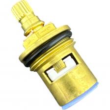 Кран-букса — надежный элемент смесителя, обеспечивающий качественную подачу/перекрытие водного потока. Предназначается для двуручковых систем (горячая и холодная вода отдельно). Кран-букса хорошо зарекомендовал себя при работе с моделями OUTE. Особенности: Изделие состоит из корпуса и штока. При повороте вентиля в одну сторону конструкция раскрывается, пропуская воду. При полном закручивании все компоненты герметично состыковываются.