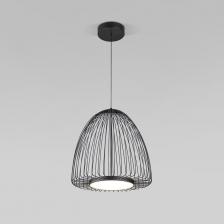 Вертикали в дизайне интерьера задают ритм, разделяют пространство на функциональные зоны и создают эмоциональную глубину. Серия подвесных светильников Comodita — это воплощение архитектурной эстетики, которая обогащает пространство. Каждый элемент светильников создан с вниманием к деталям. Вертикальные утонченные линии подчеркивают высоту потолков и создают ощущение легкости и гармонии. Воспроизводимая игра теней и света моделей наполняет комнату уникальной атмосферой, трансформируя обыденное в нечто вдохновляющее. Выразительные линии светильников станут стилистическим акцентом интерьера, создавая гармонию между формой и функцией, стилем и комфортом. Подвесные светильники могут использоваться в помещениях с разным уровнем потолка благодаря регулировке по высоте. Коллекция включает в себя модели с высотой 2000 мм и 1500 мм. В качестве источника света используются SMD светодиоды с цветовой температурой 4000К.