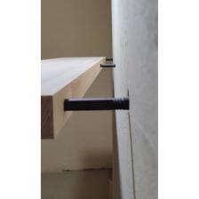 Полка для гостиной. Полка для спальни. Полка для детской. Полка для прихожей. Полка для коридора. Полка для кухни. Полка для веранды. Полка для беседки. Внимание! Размеры парящей полки MW в собранном виде в мм указаны в названии. 40x300x1500 означает: толщина 40 мм, глубина от фронта к стене 300 мм, ширина (длина) вдоль стены – 1500 мм. Оригинальная навесная настенная полка MW из массива лиственницы толщиной 40 мм, сращенный щит сорта Экстра, фаски снизу и сверху с трех сторон, отшлифована на итальянском оборудовании, в комплекте со скрытыми крепежами – от 2 шт до 6 шт в зависимости от длины, отверстия под крепежи подготовлены, не окрашена. Шаг крепления в зависимости от длины полки – до 1 метра – 2 полкодержателя, до 1,5 метра – 3 полкодержателя, до 2 м – 4 полкодержателя, до 2,5 м – 5 полкодержателей, до 3 метров – 6 полкодержателей. Нагрузка на каждый полкодержатель максимум 10 кг при равномерном распределении нагрузки по площади полки. Монтаж полки интуитивно прост, инструкция не понадобится. Материал полкодержателей – сталь, сделаны в Италии. Полку необходимо покрыть или маслом, или лаком, или краской в два слоя, обильно, по всей площади. Первый слой обычно сохнет несколько дней. Затем наносится второй слой, который должен хорошо высохнуть и только после этого можно приступать к монтажу.