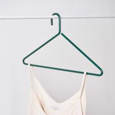 Вешалка-плечики Moroshka Infinity 40.5x0.7x21.5 см, цвет зеленый 907-016-01 предназначена для хранения одежды. Имеет высокую прочность, что продлевает срок ее службы. Современный дизайн изделия украсит любой интерьер. Вешалка не подвержена коррозии, благодаря чему не испортит одежду.