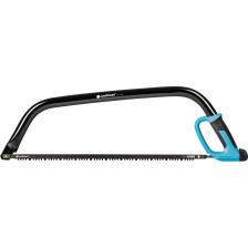 Эргономичная лучковая пила предназначена для резки свежего и сухого дерева. Полотно изготовлено из высококачественной углеродистой стали C75S. Индуктивно закаленные зубья позволяют быстро резать, а также ограничивают засорение полотна. Пила имеет высокоточное поворотное натяжение для обмена или соответствующего натяжения полотна. Удобная ручка с дополнительной защитой руки, покрыта поверхностью SAFETOUCH, что обеспечивает надежный захват и удобство эксплуатации. Рама пилы изготовлена из нержавеющей стали.