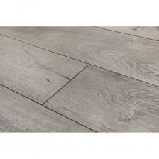 Ламинат Peli изготовлен по Европейскому стандарту качества. Завод находится в Турции. Все декоры представлены в современных дизайнах, которые подчеркнут красоту интерьера. Высокая плотность плиты с надежным замком от компании Unilin (Click) укладывается без щелей и крепко держит его весь срок эксплуатации. При необходимости данный ламинат можно без повреждения разобрать и переложить в другое помещение. Ламинат Peli имеет класс экологичности А+, что позволяет его стелить в детские комнаты и спальни, при этом имеет высокую стойкость к давлению и ударным нагрузкам, поверхность устойчива к играм маленьких детей. Отлично подходит для разных помещений: офисов с высокой проходимостью, а также для спален, прихожих, кухонь и коридоров. Выдерживает большой вес мебели, на нем не остается следов от ножек и царапин. Имеет высокую влагостойкость, а замки пропитаны воском, что позволяет убирать его мокрой тряпкой без ограничений. В каждом декоре большое количество разных принтов, благодаря этому ламинат очень похож на натуральный паркет. При монтаже необходимо чередовать разные панели. Не требуется подгонять рисунок дерева, должна быть хаотичная раскладка для максимальной имитации дерева. Для ламината подойдет подложка толщиной 2-3 мм. Замки пропитаны воском. Совместим с теплым полом (максимальная температура - 28°C). Высокая плотность плиты. Устойчив к УФ, пеплу и ногтям животных. Внимание! Действительный цвет товара может отличаться от изображений на сайте.